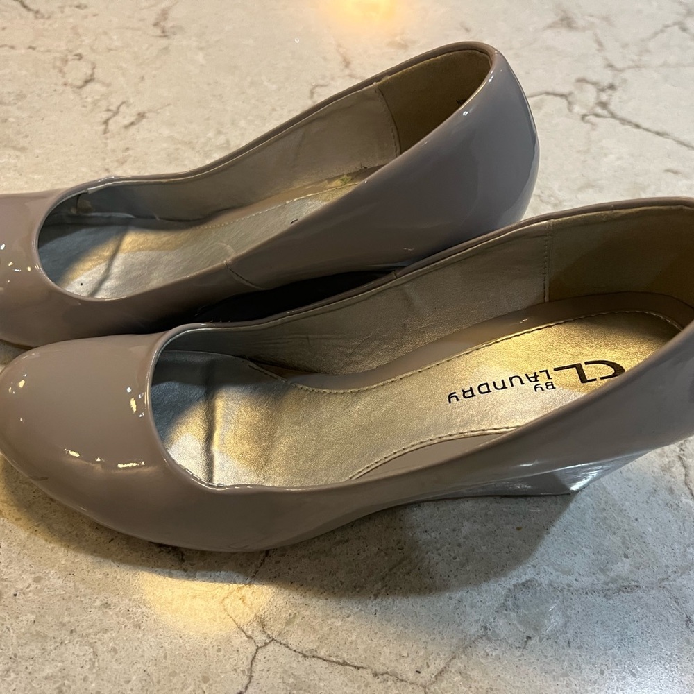 CL by Laundry Women's Glossy Gray Wedges - Picture 3 of 6